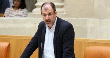 Miguel González de Legarra, en el Parlamento